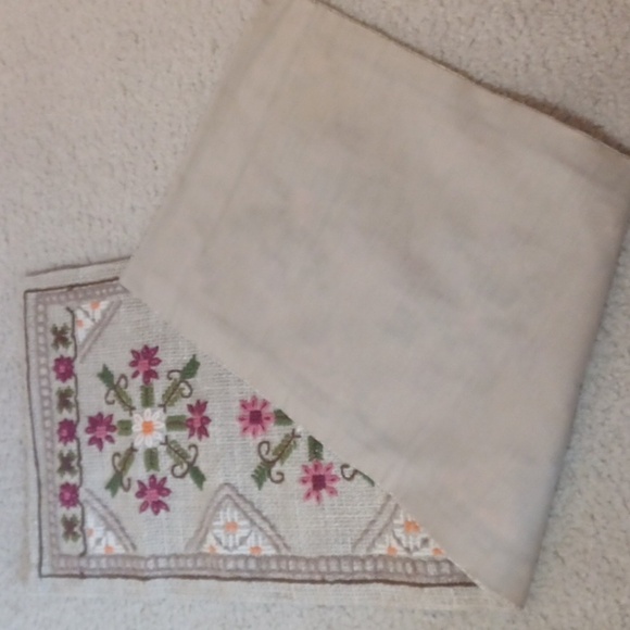 Vintage Floral Patterned Table Runner - Picture 9 of 10